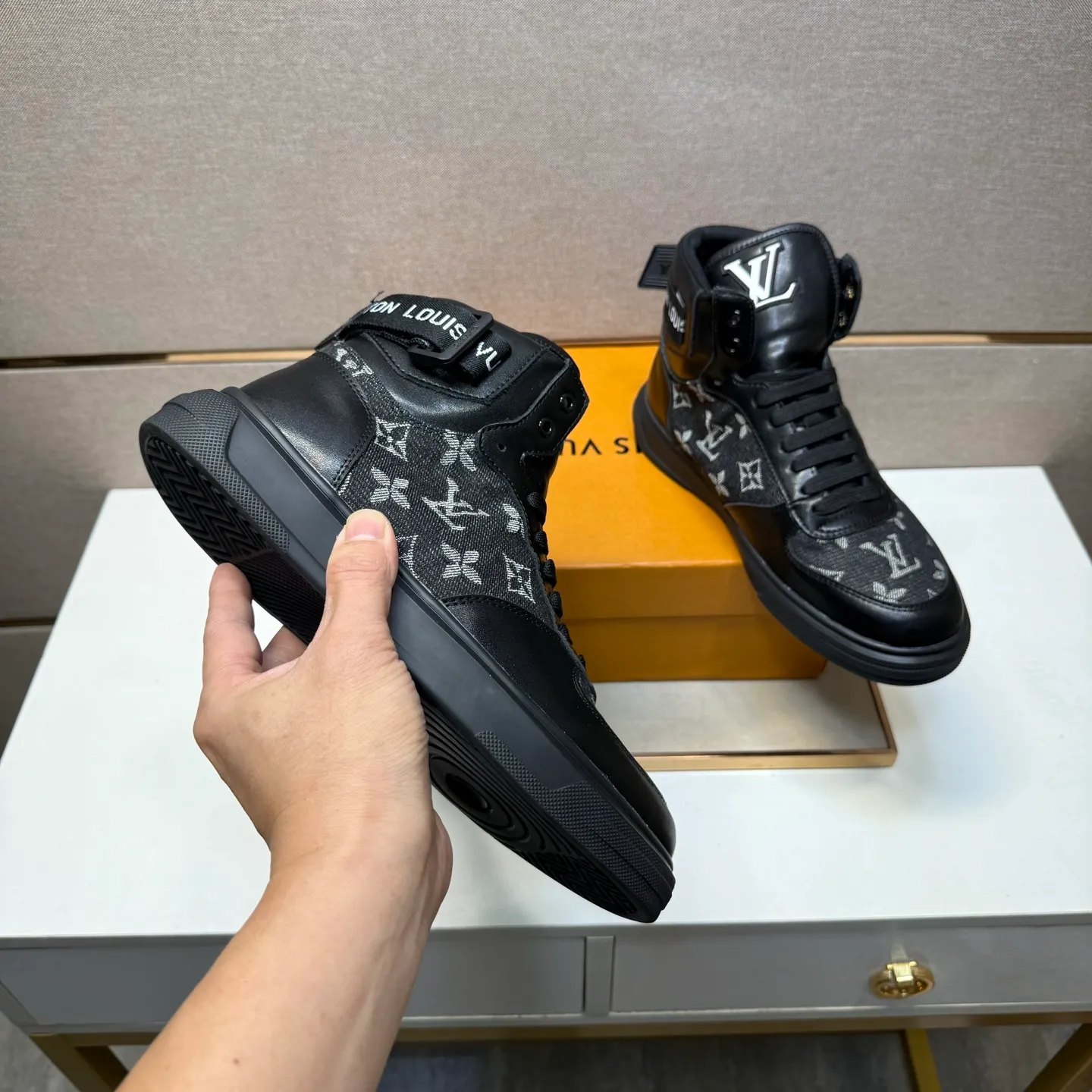 ⬛️Men's shoes 💰p420 [LV～] Men's high-top casual shoes 2025z cabinet sales simultaneously 🔶Size: 38-44 #️⃣ 🔷2 colors🔜The upper is made of multi-material splicing➕Mesh lining, comfortable and breathable, sole: original comfortable and wear-resistant outsole, ⚠️real thing📱photographed🎬real thing is better📢📢📢